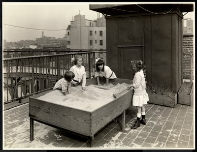 Niñas ciegas jugando en la caja de arena en el techo de la Asociación para Ciegos de Nueva York, 111 East 59th Street, Nueva York, 1926 de Byron Company